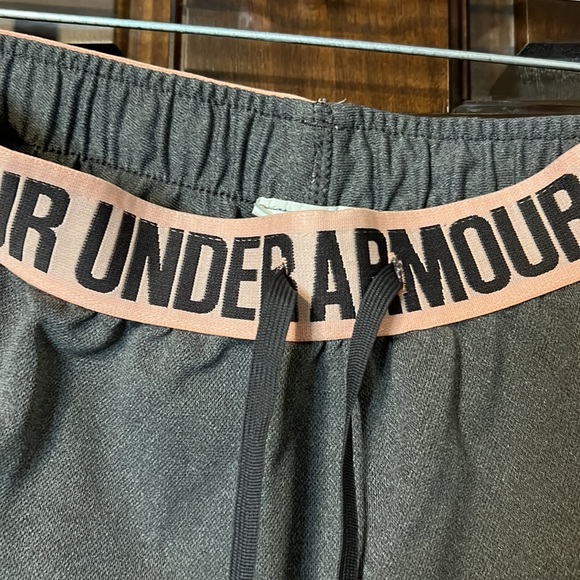 Grey/peach Under Armour shorts size XS - Picture 4 of 4